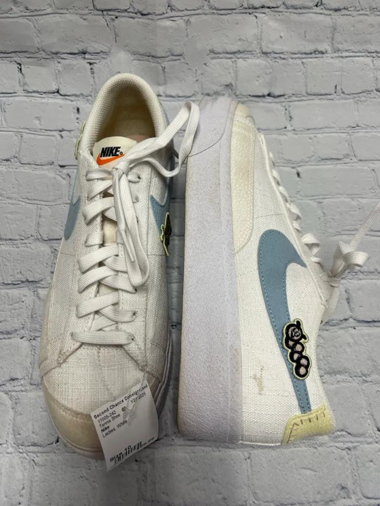 Size 10 Ladies White Nike Tennis Shoe